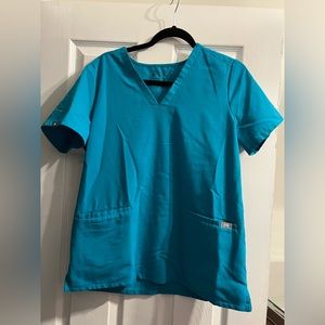 Casma 3 pocket Figs scrub top